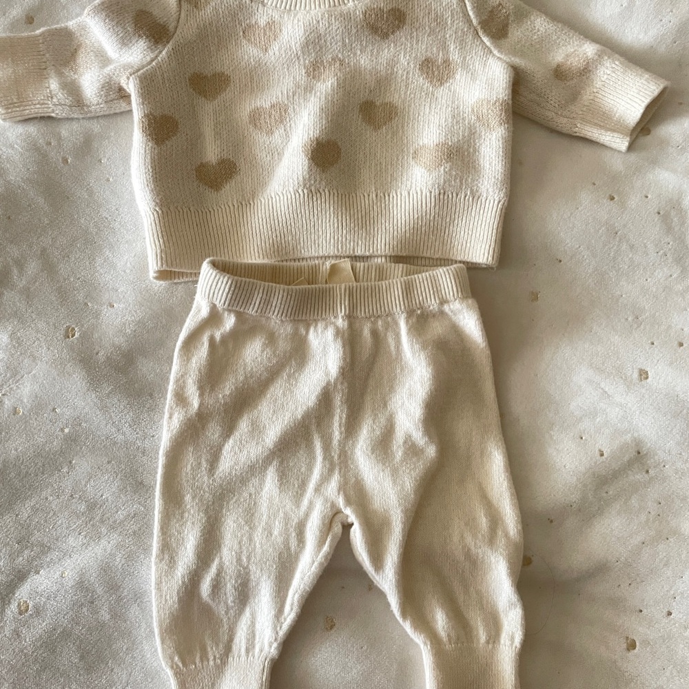 GAP Kids Cream Heart Matching Set